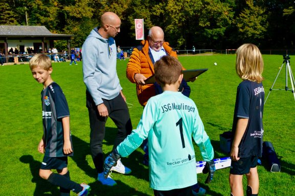 Übergabe Bild mit Unterschriften